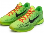 Las ic&oacute;nicas "deportivas Grinch" de Kobe Bryant se vender&aacute;n por m&aacute;s de 10 millones de d&oacute;lares