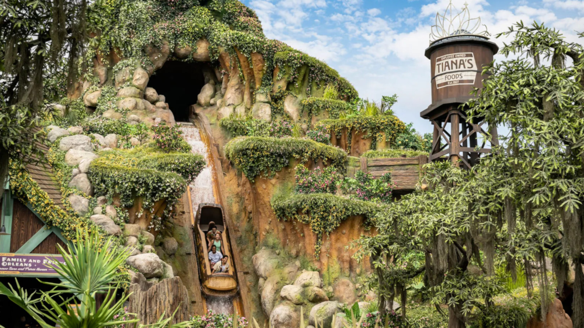 Un vídeo impactante muestra a un chico de 13 años cayéndose por la cascada en una atracción de Disneyland