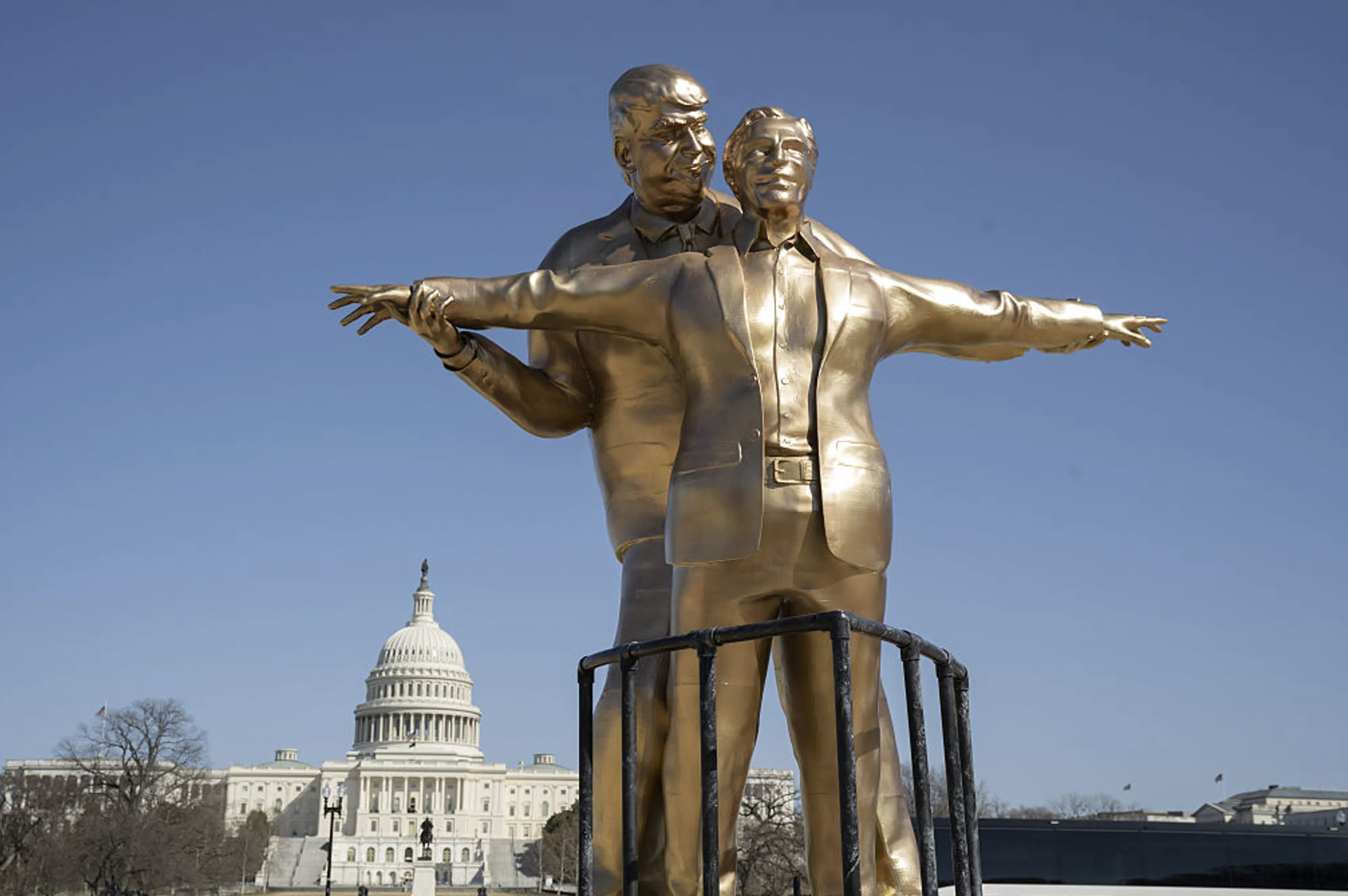 Una nueva estatua satírica en Washington representa a Trump y Epstein como amantes de Titanic