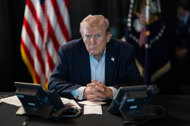 El presidente Donald Trump firma un decreto para limitar las vacunas infantiles