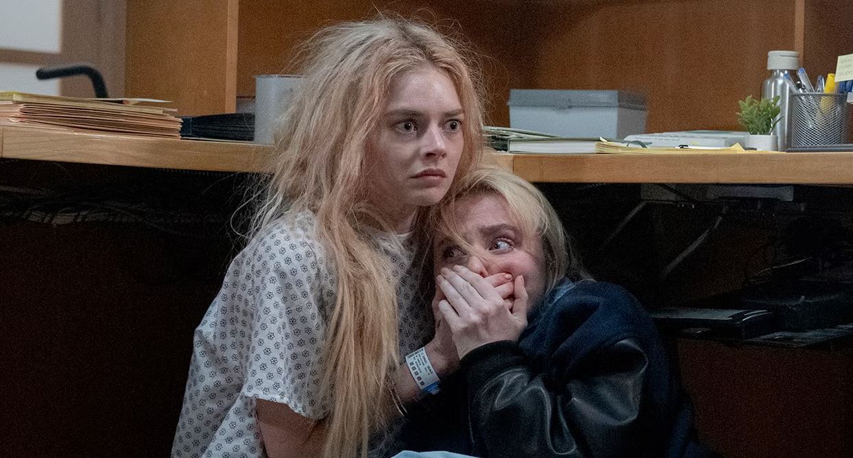 La actriz Samara Weaving no va nunca a grabar fuera de casa sin meter su PS5 en la maleta