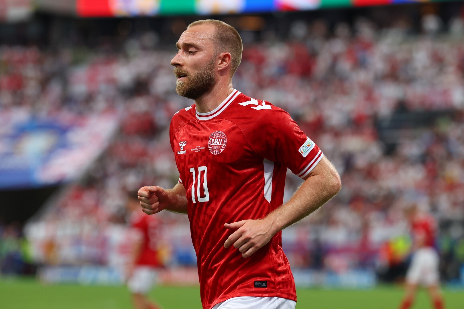 El danés Christian Eriksen está consciente y se encuentra bien tras desmayarse en un partido