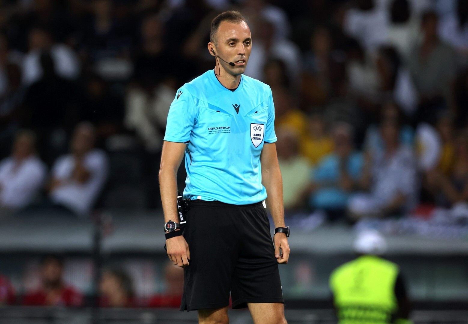 El CEO del Bayern de Múnich critica la falta de experiencia del árbitro