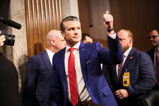 Hegseth arremete contra los 