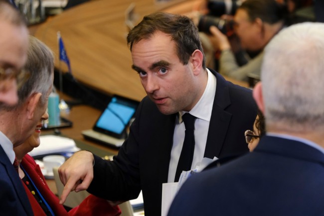 Macron vuelve a nombrar a Lecornu primer ministro