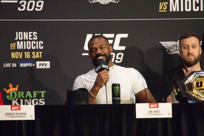 Jon Jones, recientemente retirado, podría medirse de nuevo a McGregor en el último capricho de Trump