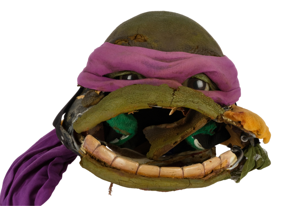 Si eres fan de las películas de las Tortugas Ninja originales, quizá quieras participar en la subasta de la máscara original de Donatello, pero hay una pega importante con su estado