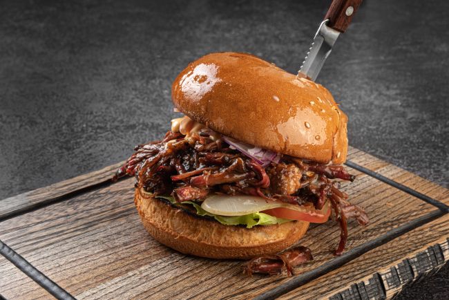 Los amantes de la barbacoa baten el récord Guinness de sándwiches de cerdo desmenuzado servidos en 8 horas