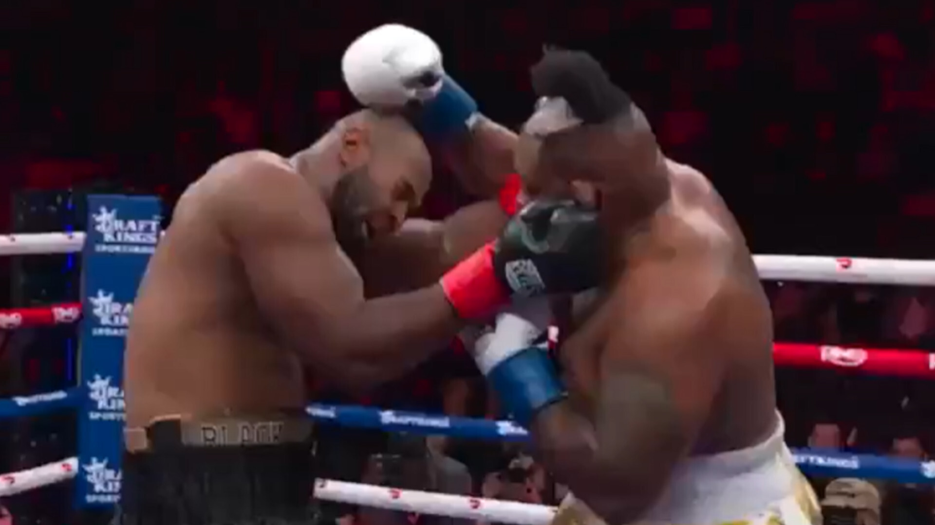 El boxeador Jarrell Miller pierde literalmente el pelo tras recibir un puñetazo y lo lanza al público