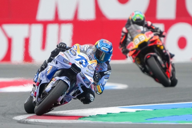 Álex Márquez gana el duelo fraternal y retrasa el título de MotoGP de Marc Márquez