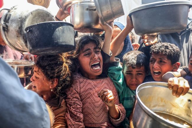 Israel reanuda la ofensiva contra Gaza mientras comienza la entrada limitada de ayuda