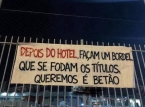 "Despu&eacute;s del hotel, construid un burdel. A la mierda los t&iacute;tulos, lo que queremos es hormig&oacute;n", claman los hinchas del Benfica