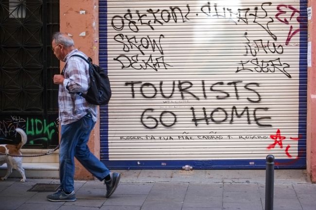 España ordena retirar más de 65.000 anuncios de Airbnb
