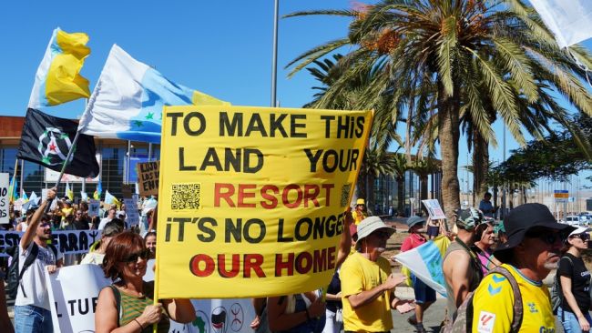 Miles de personas se manifiestan contra el turismo excesivo en Canarias
