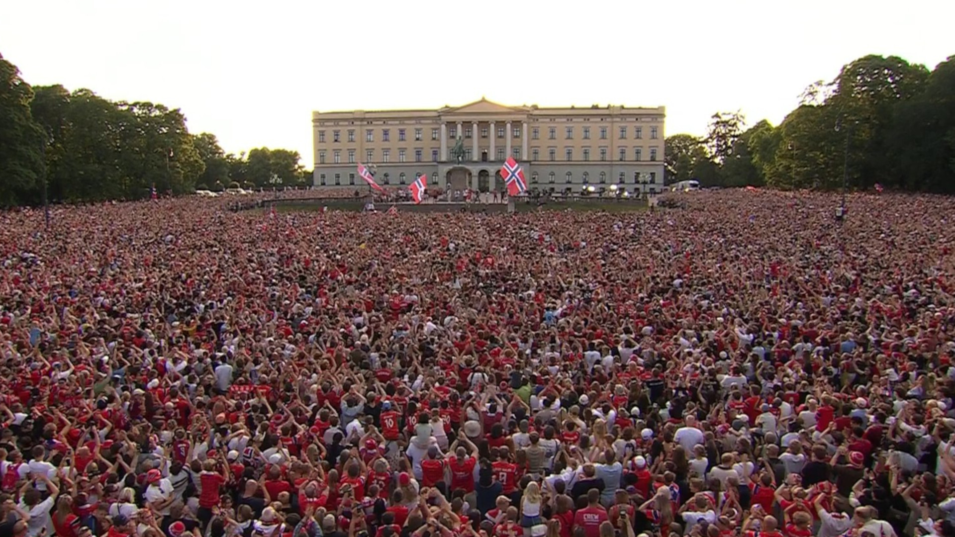 Miles de personas «remaron» en Oslo para celebrar la histórica trayectoria de Noruega en el Mundial