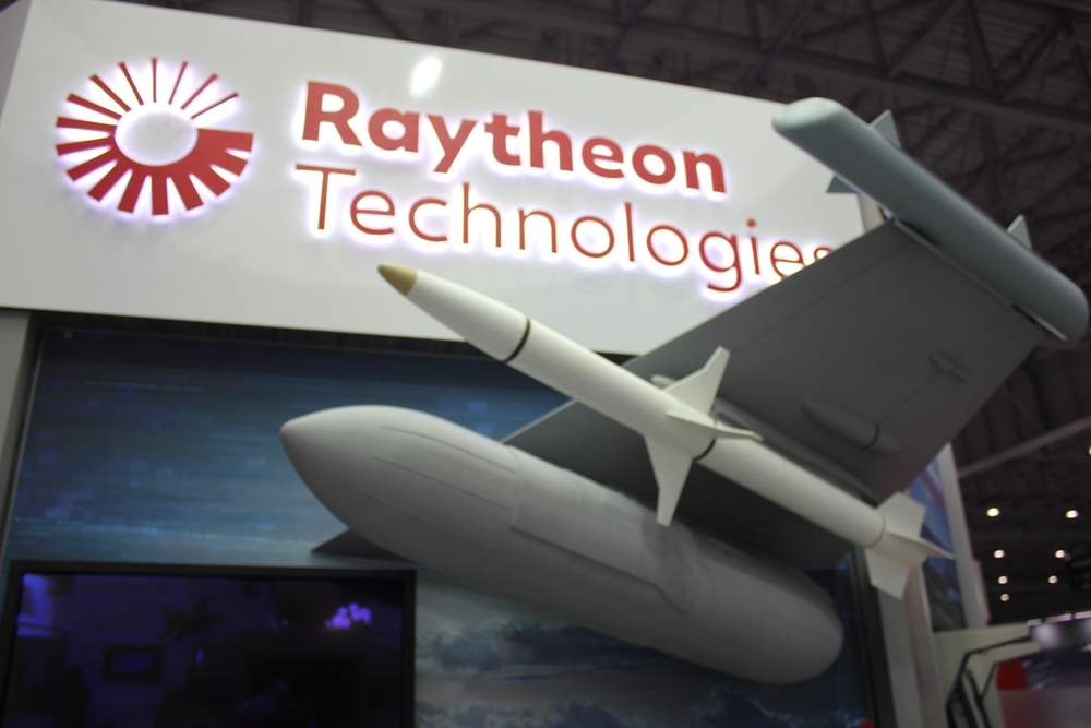 Trump apunta a Raytheon y amenaza con recortar contratos por la recompra de acciones
