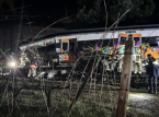Al menos 1 muerto y 15 heridos tras descarrilar un tren de cercan&iacute;as cerca de Barcelona