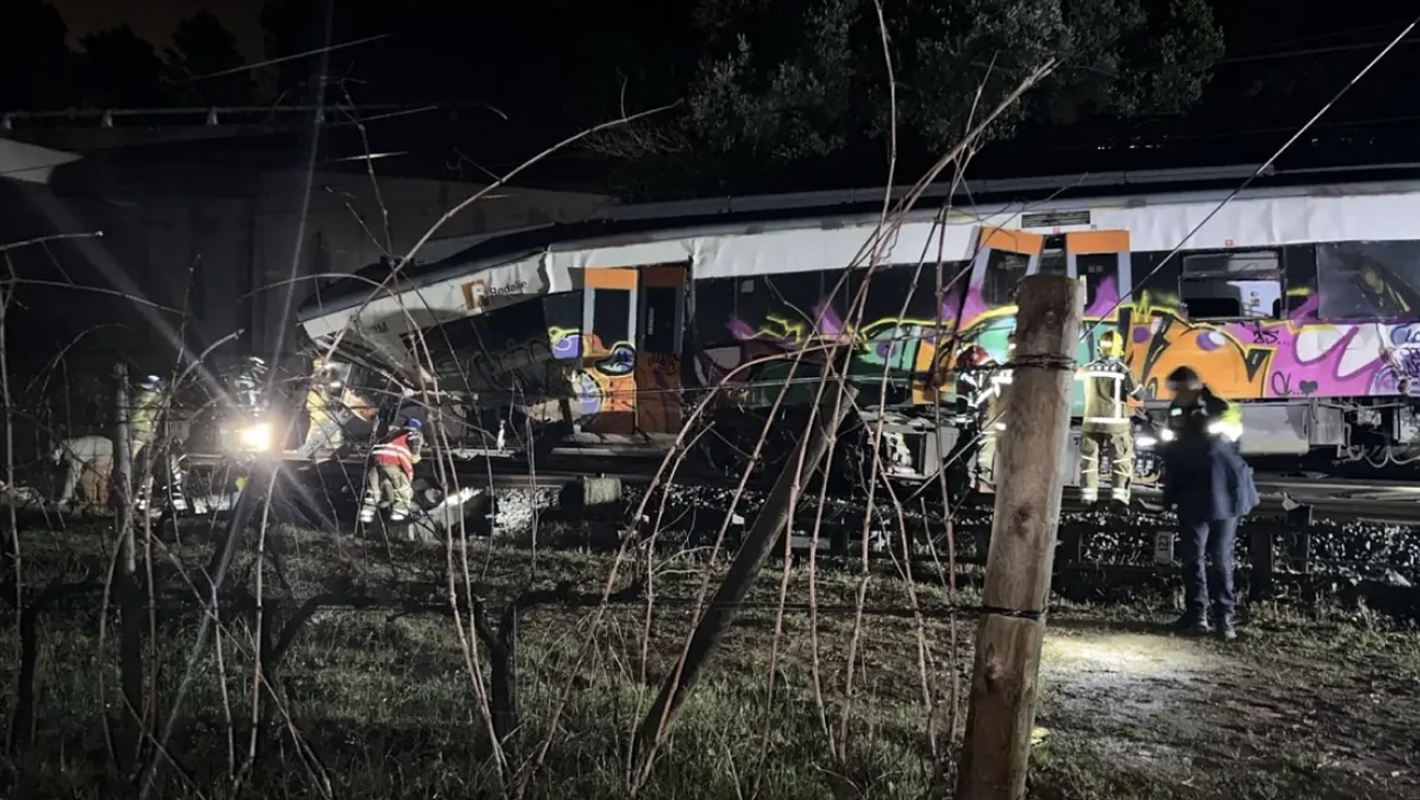 Al menos 1 muerto y 15 heridos tras descarrilar un tren de cercanías cerca de Barcelona