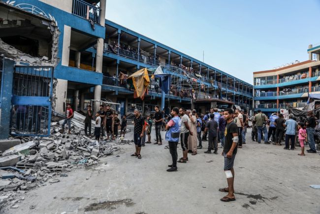 La aviación israelí ataca una escuela de Gaza y mata a 13 civiles.