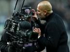 Pep Guardiola se disculpa ante un c&aacute;mara tras coger sus auriculares: "Estoy avergonzado"