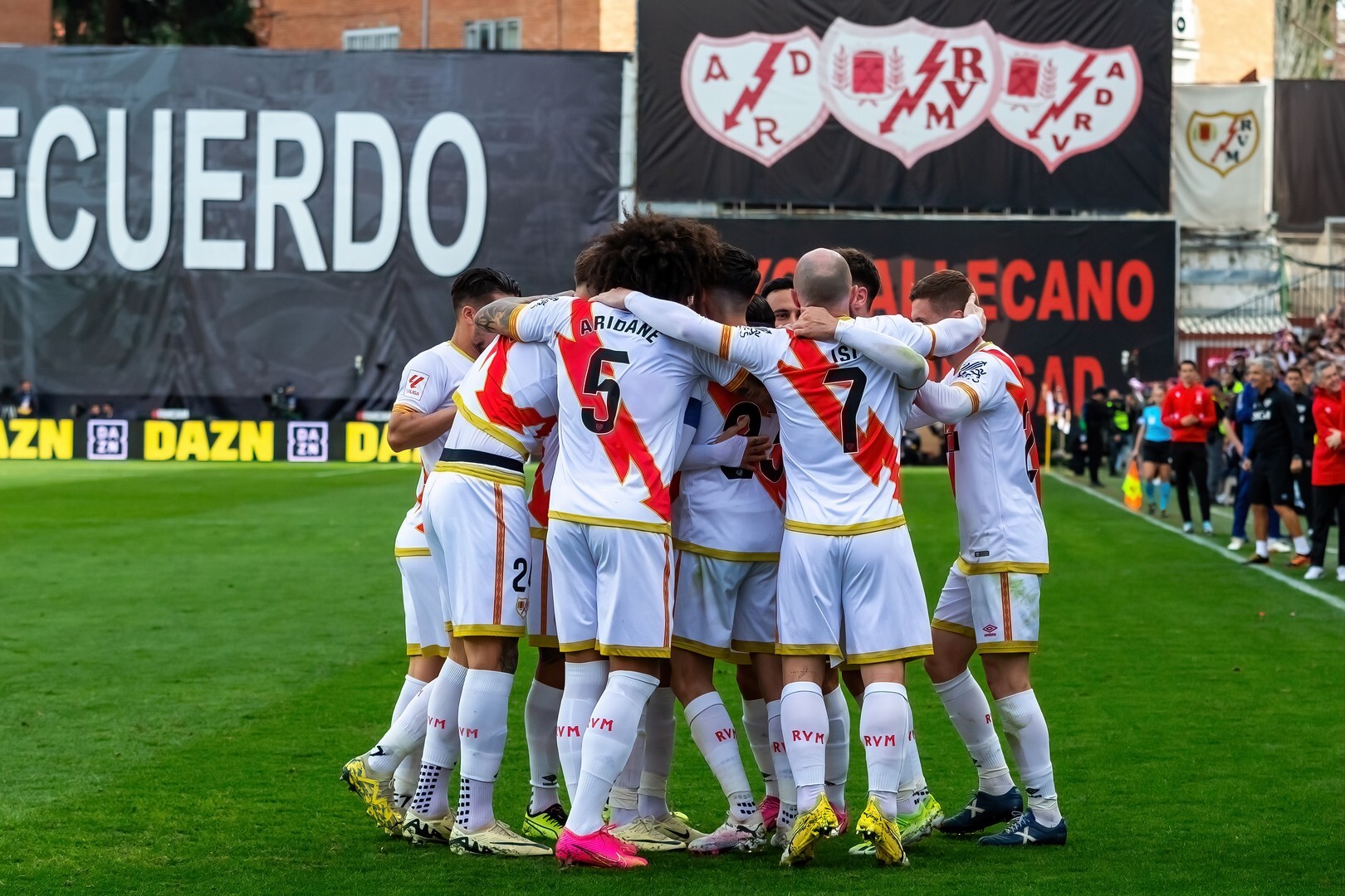 El Rayo Vallecano alcanza la final de la Conference League con un final épico