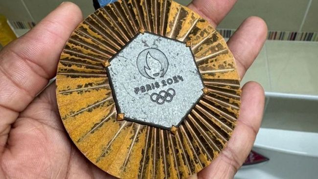 Otro medallista de París 2024 muestra lo dañada que está su medalla de Bronce: "¿Indignante? Sí, ¿Sorprendente? En absoluto"
