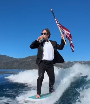 Mark Zuckerberg consigue parecer humano en el nuevo vídeo del 4 de julio