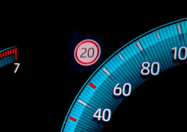 Los coches nuevos vendidos en la UE llevarán instalados limitadores de velocidad permanentes