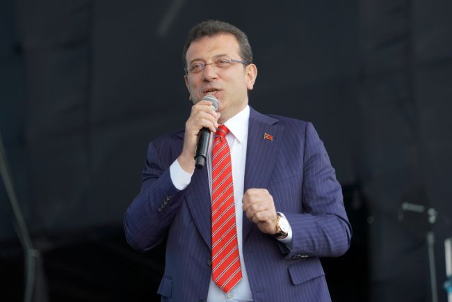 El alcalde de Estambul encarcelado en espera de juicio en medio de crecientes disturbios