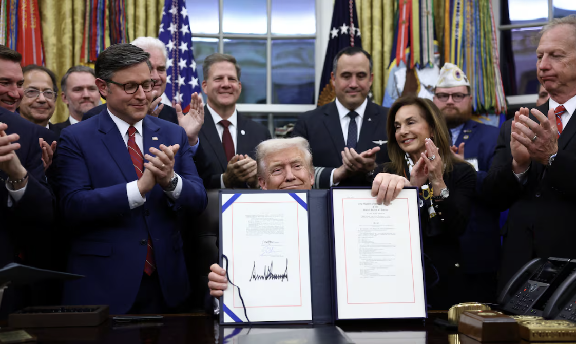 Trump firma un acuerdo para poner fin al cierre del gobierno de Estados Unidos más largo de la historia