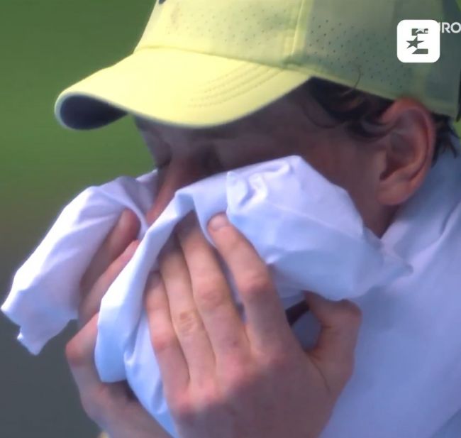 Una de las imágenes más inquietantes del Open de Australia: Sinner temblando incontrolablemente