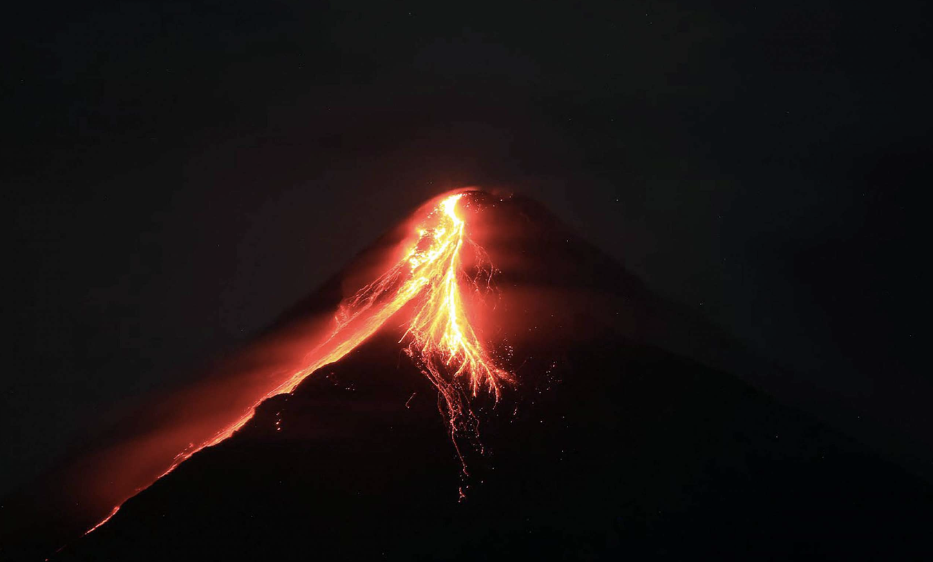 Filipinas evacua a miles de personas tras agitarse de nuevo el volcán Mayon