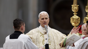 El Papa León pide valentía para poner fin a la guerra de Ucrania en la Misa de Nochebuena (su primera como pontífice)