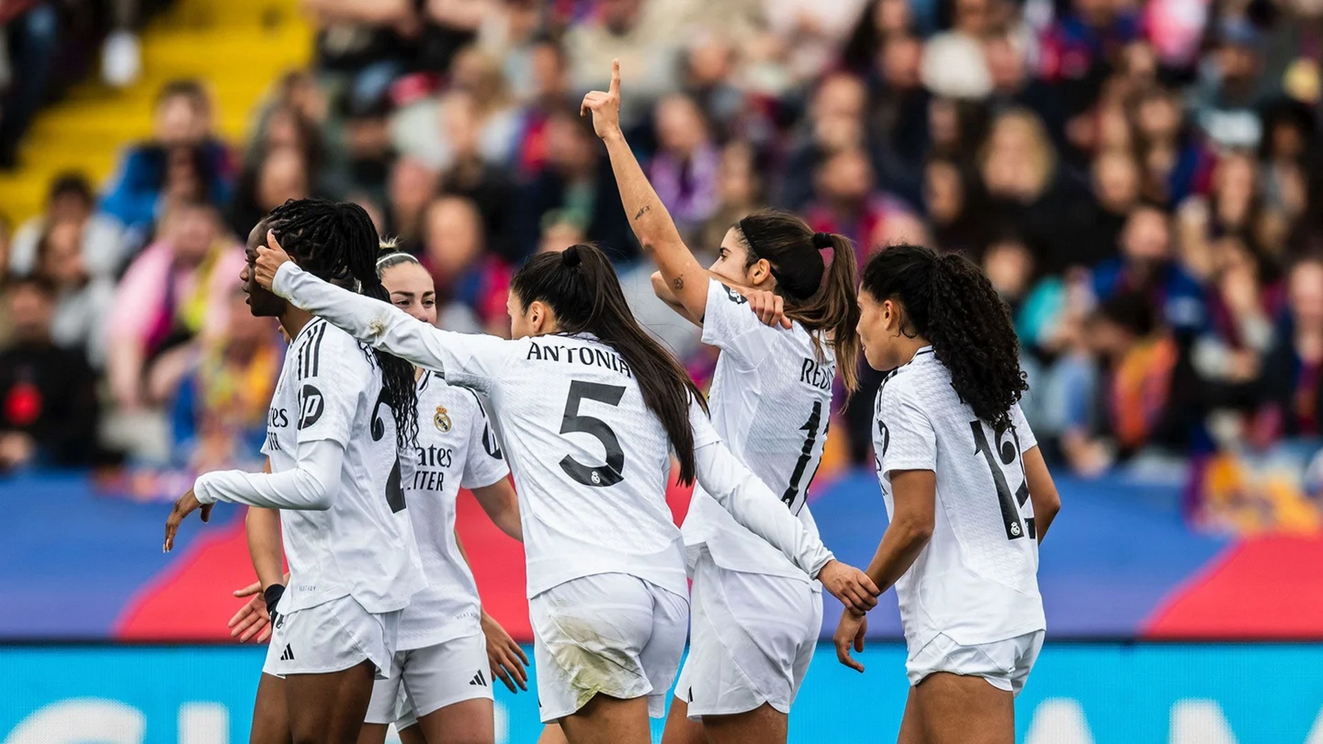 El Real Madrid gana por primera vez un Clásico femenino con polémica