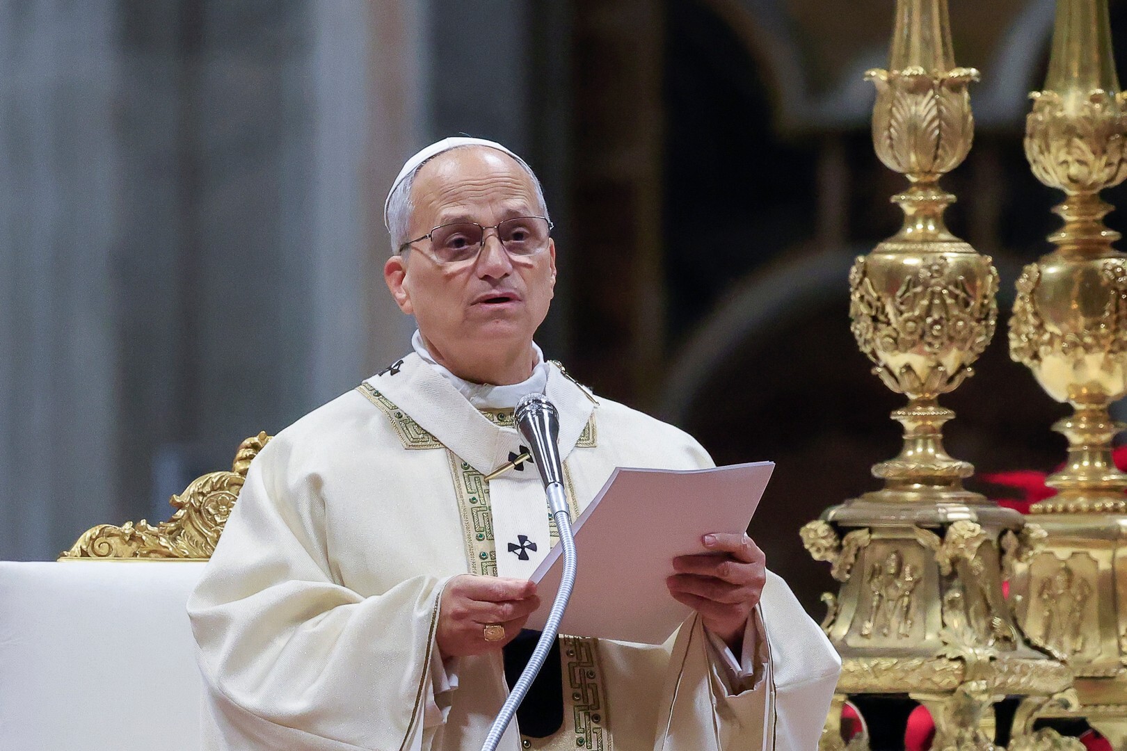 El papa León XIV se reúne con víctimas de abusos sexuales entre protestas