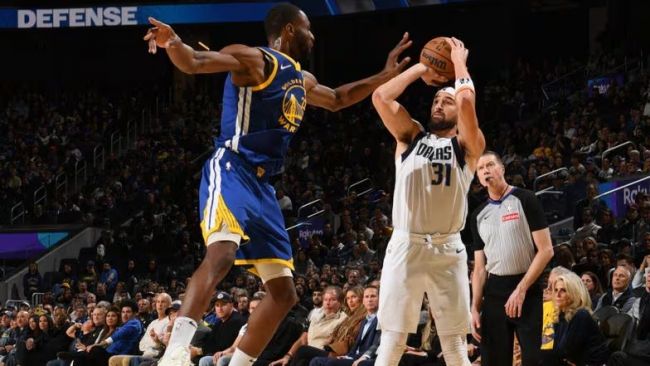 Warriors y Mavericks hacen historia en la NBA con un récord de 48 triples