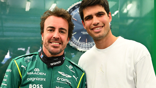 Carlos Alcaraz visita a Fernando Alonso y Carlos Sainz en los test de F1 de Bahrein