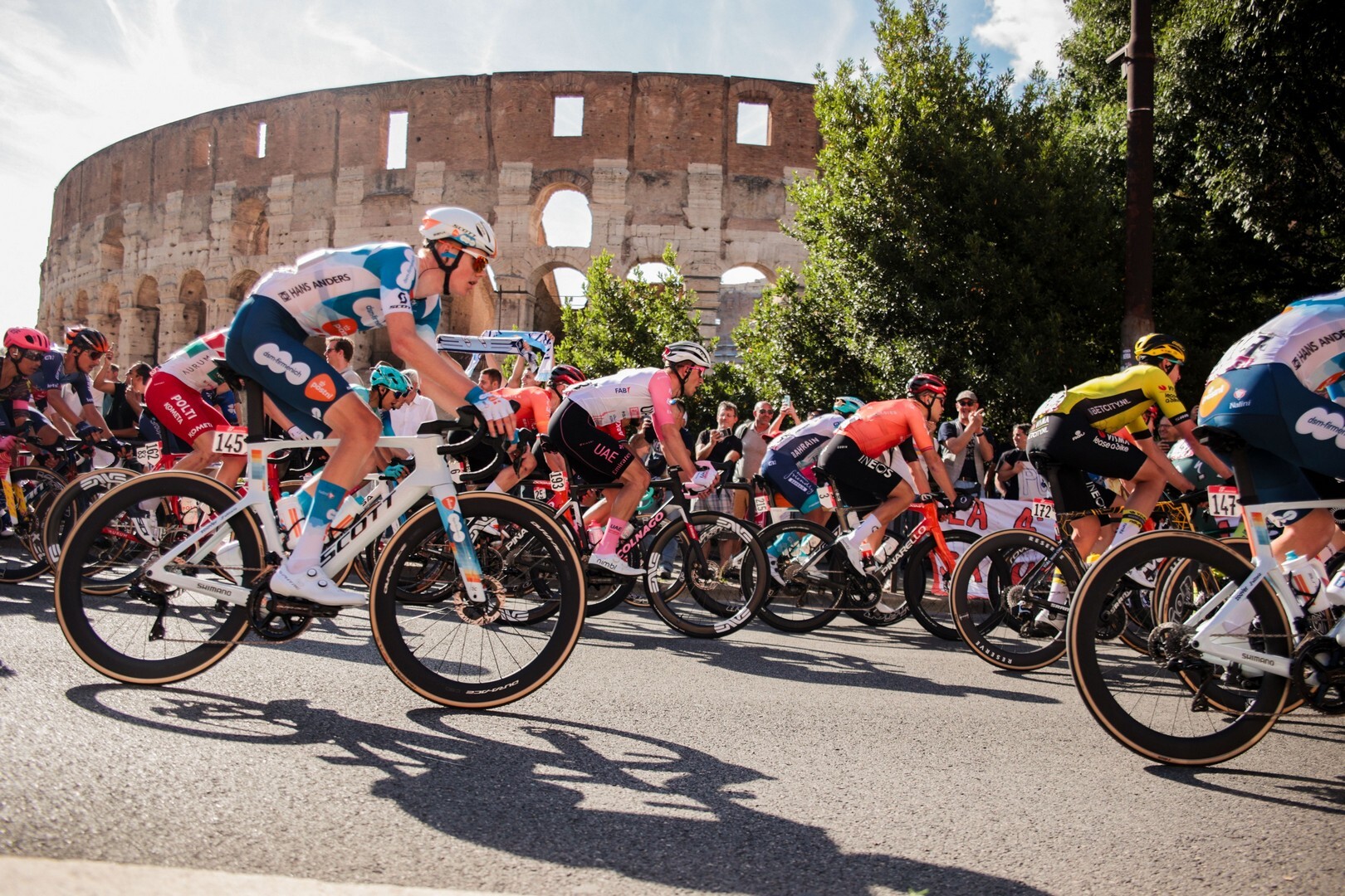 Paul Magnier gana la primera etapa del Giro de Italia con una caída masiva en el sprint final