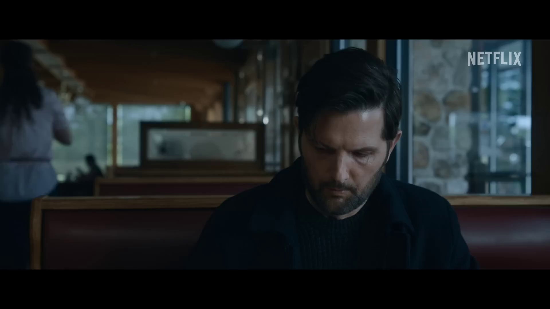 Adam Scott y Robert De Niro protagonizan la tensa adaptación de Netflix de «The Whisper Man