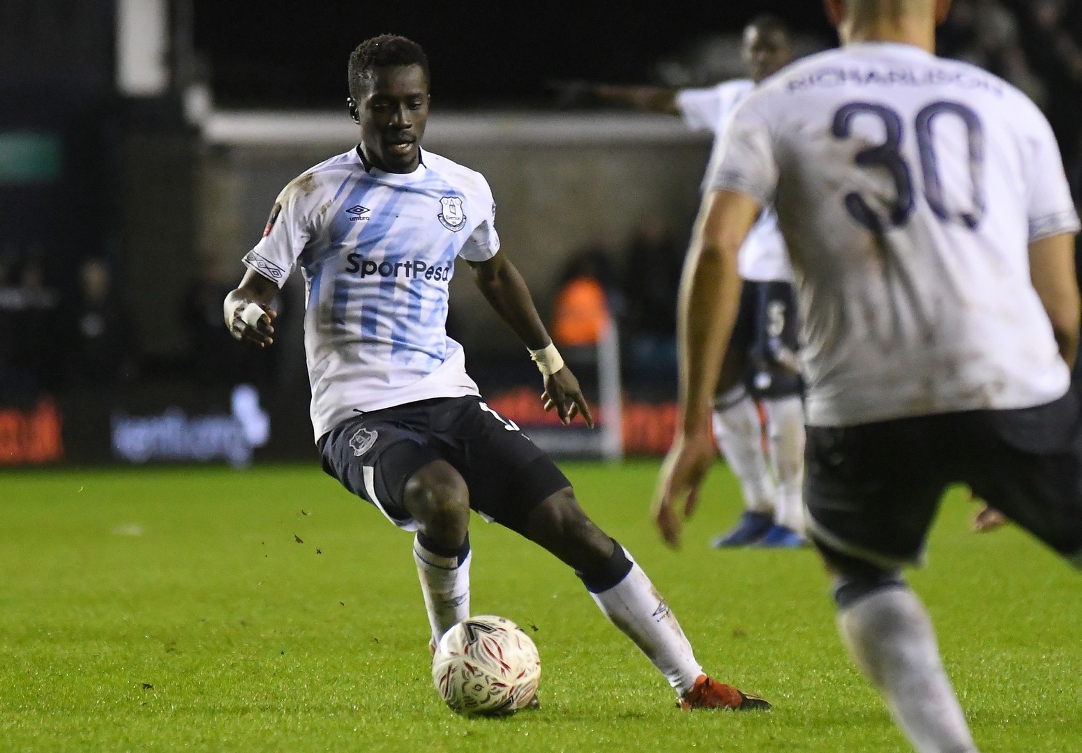 Jugador del Everton expulsado por abofetear a un compañero