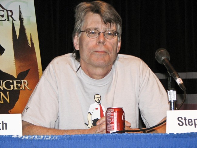 Stephen King se disculpa por decir que "Charlie Kirk abogaba por lapidar a los gays"