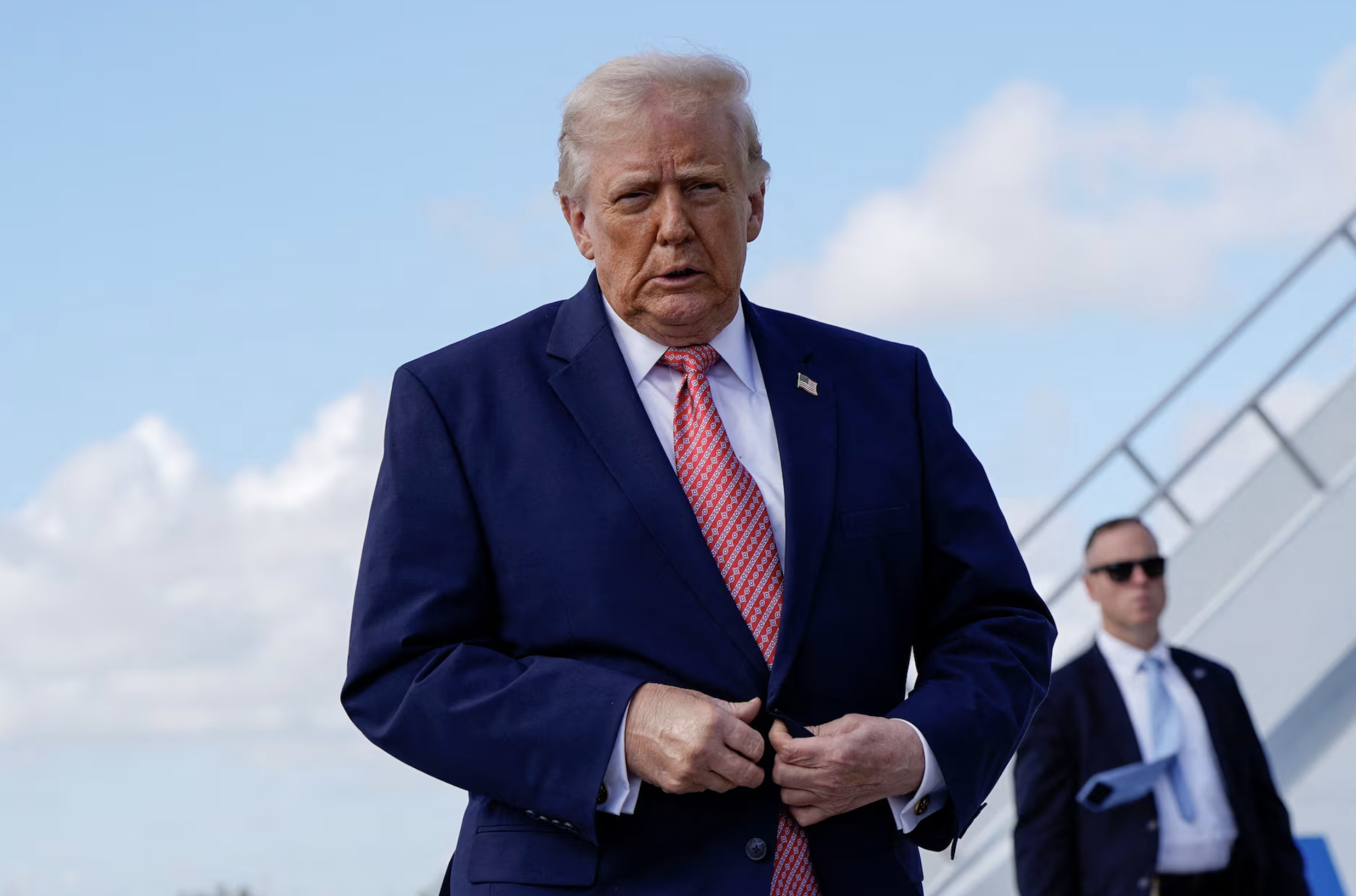 Trump dice que Irán ha solicitado un alto el fuego, "pero hasta entonces, les haremos retroceder a la Edad de Piedra"