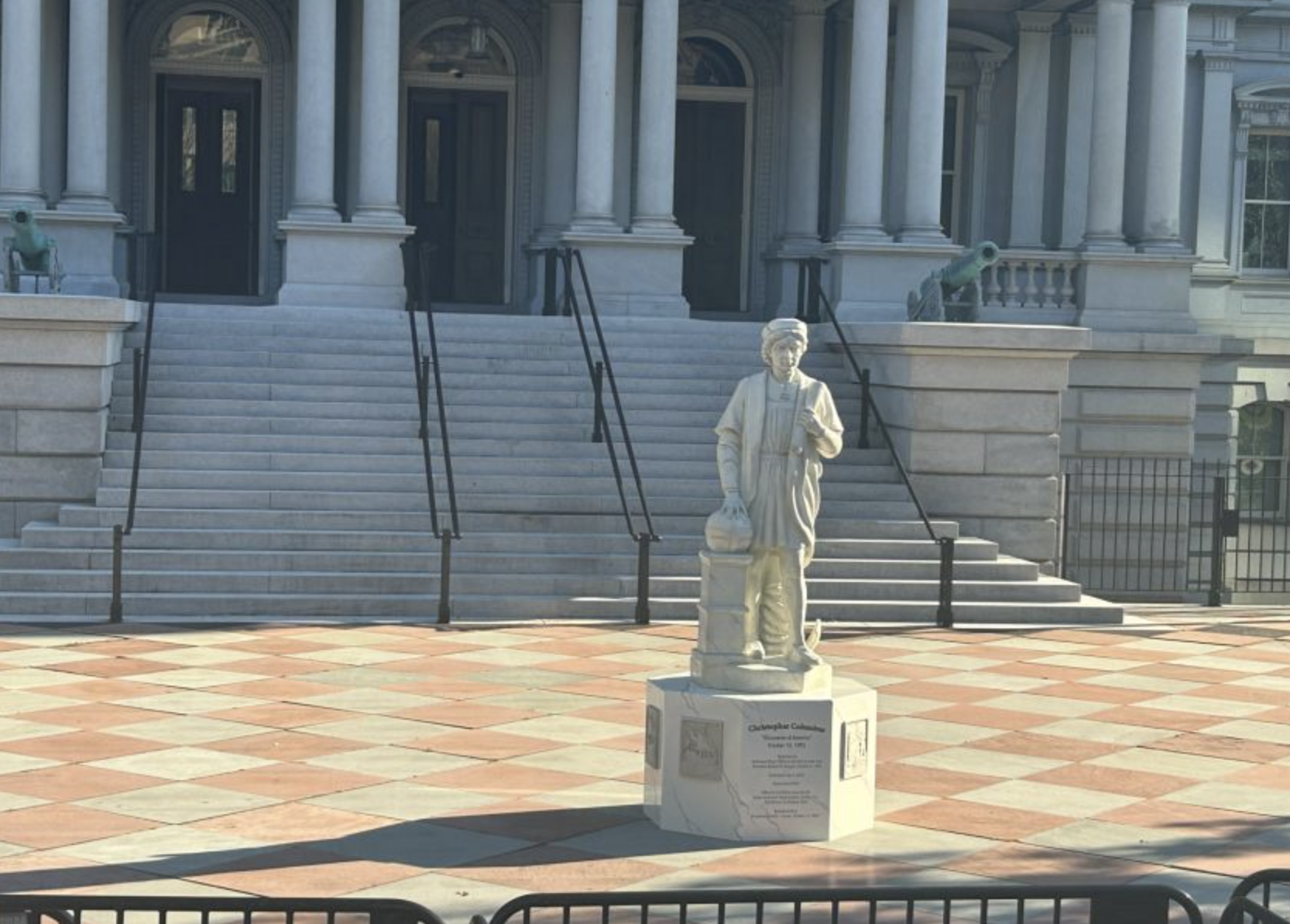 La Casa Blanca instala una estatua de Cristóbal Colón: "El héroe americano original"
