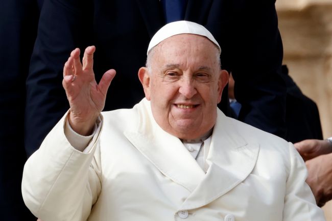 Líderes mundiales y miles de personas se reúnen para despedir al Papa Francisco
