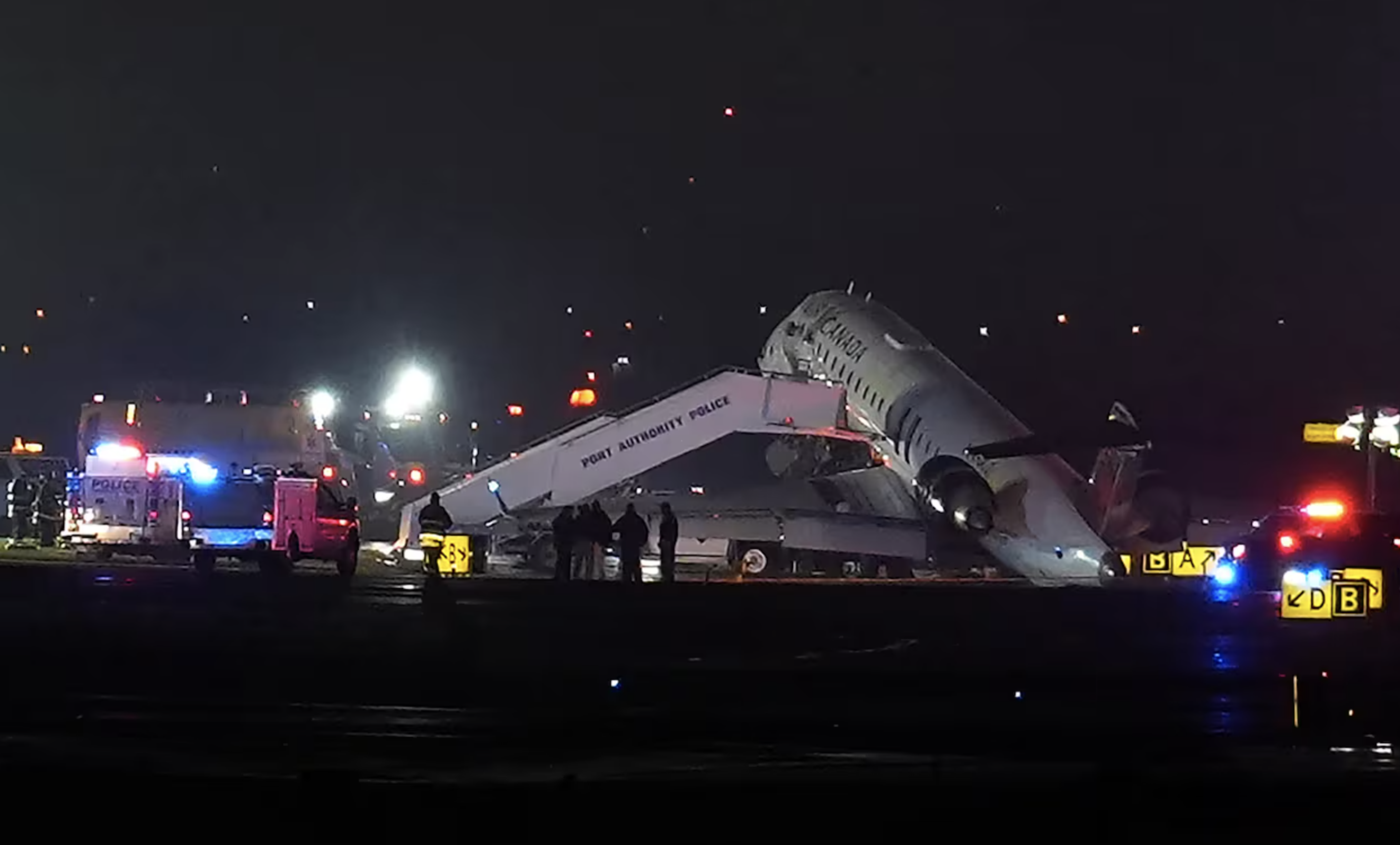 Mueren un piloto y un copiloto en la colisión de un avión de Air Canada en LaGuardia