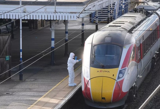 Ataque con arma blanca en un tren del Reino Unido llevado a cabo por un atacante solitario, no por terrorismo, según la policía