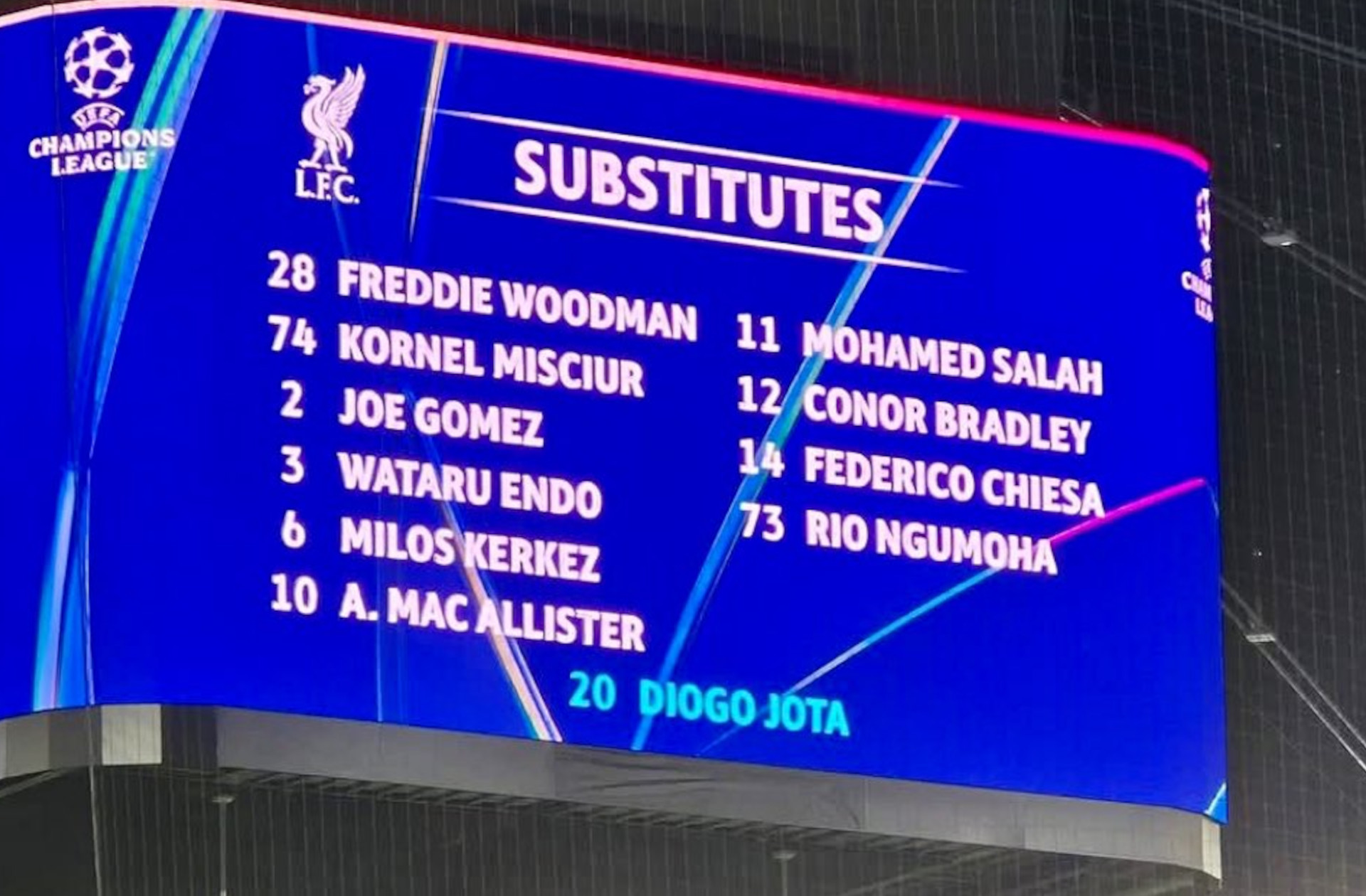 El bonito homenaje del Eintracht de Frankfurt a Diogo Jota del Liverpool