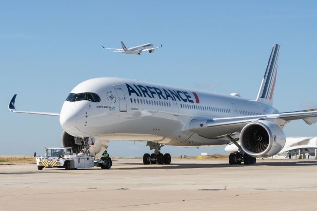 Se podrían imponer multas a los pasajeros que cojan sus maletas y graben en vídeo durante situaciones de emergencia en los aviones