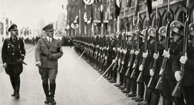 El trastorno sexual genético oculto de Hitler revela aún más detalles: Micropene (y una sola bola)