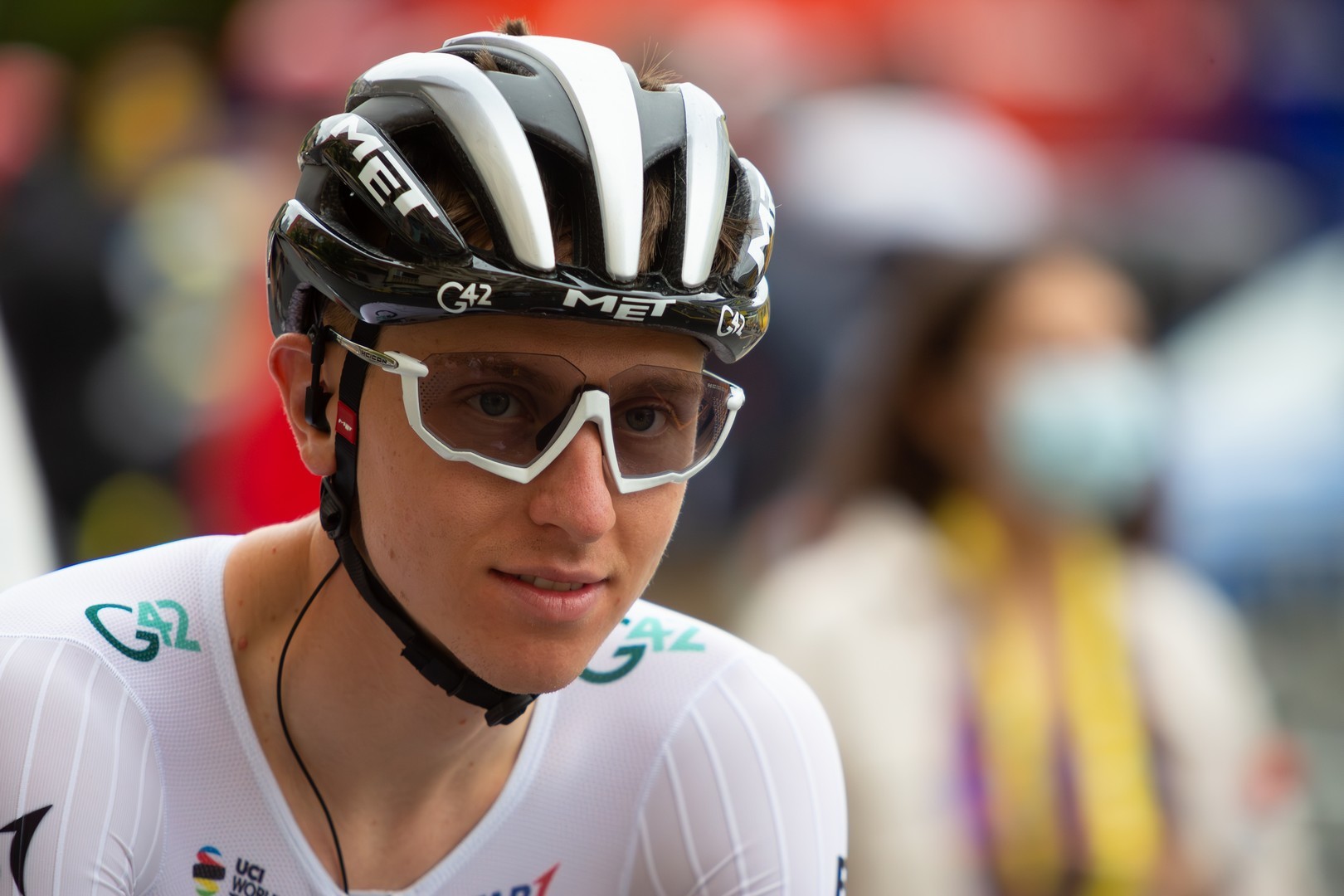 Tadej Pogacar vence en un emocionante duelo con Tom Pidcock en la Milán-San Remo